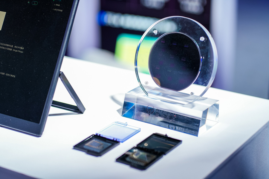 國產新一代光量子計算機首秀 算力媲美頂尖超算，大小僅如冰箱